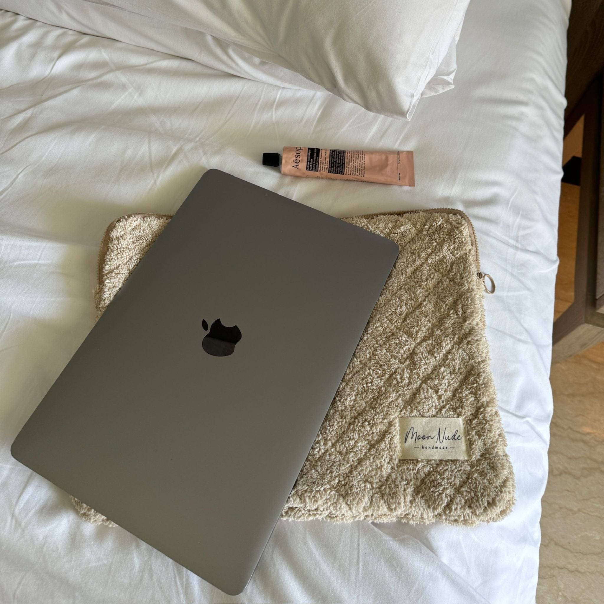 Teddy - Laptop Sleeve - Moon Nude
